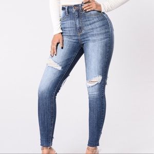 (NWT) Fashion Nova distressed/ripped skinny jeans